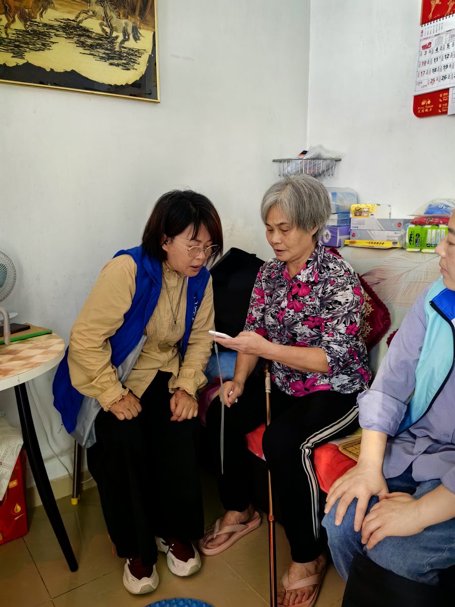工作人員進行探訪交流